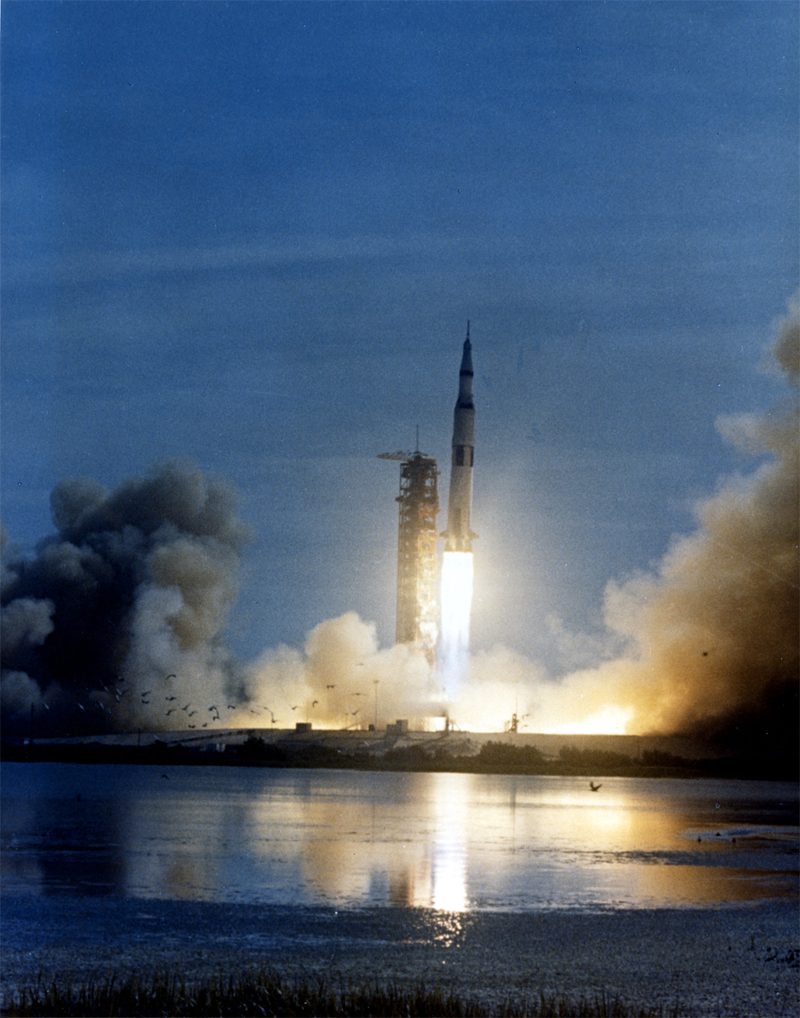 Illustration for article titled Amazing photos from NASA's vaults show how they assembled Apollo 11